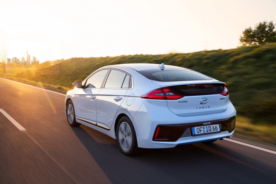  Hyundai IONIQ plug-in (AE) 2016 года  (фото 17 из 42)